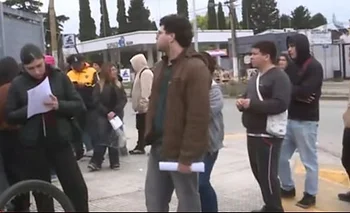 Un bazar ofreció cinco empleos y hubo una fila de 10 cuadras | Crisis económica