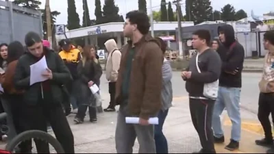 10 cuadras de fila por cinco vacantes de empleo: el drama que que expone la crisis 10 cuadras de fila por cinco vacantes de empleo: el drama que que expone la crisis
