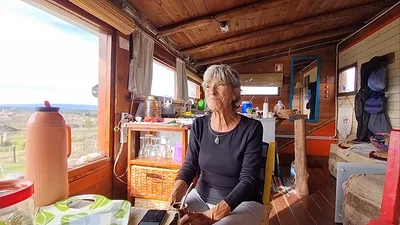 Se jubiló, se mudó a las sierras de Córdoba y construyó su cabaña desde cero Se jubiló, se mudó a las sierras de Córdoba y construyó su cabaña desde cero