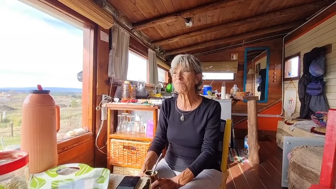 Se jubiló, se mudó a las sierras de Córdoba y construyó su cabaña desde cero