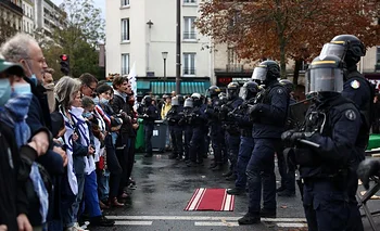 Una marea de estudiantes, docentes y sindicatos marchó por París y crece la crisis | Francia