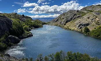 Inmobiliaria quiso vender un campo de frontera con un lago tras el fallo de la Corte | Ley de tierras