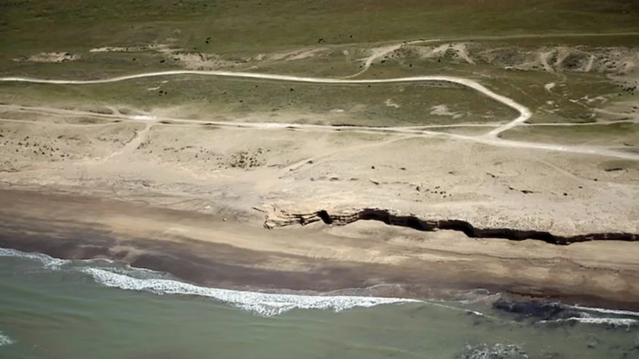 El misterioso hallazgo a 3 metros bajo la arena en un pueblo bonaerense que reabrió un enigma de más de un siglo