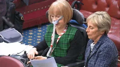Hito histórico en Gran Bretaña: una senadora usó inteligencia artificial para recuperar su voz y hablar en el Parlamento Hito histórico en Gran Bretaña: una senadora usó inteligencia artificial para recuperar su voz y hablar en el Parlamento