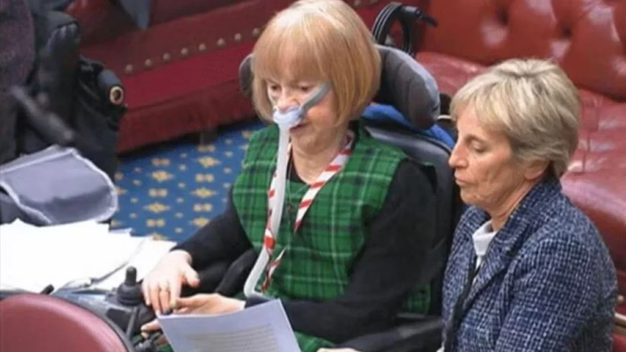 Hito histórico en Gran Bretaña: una senadora usó inteligencia artificial para recuperar su voz y hablar en el Parlamento