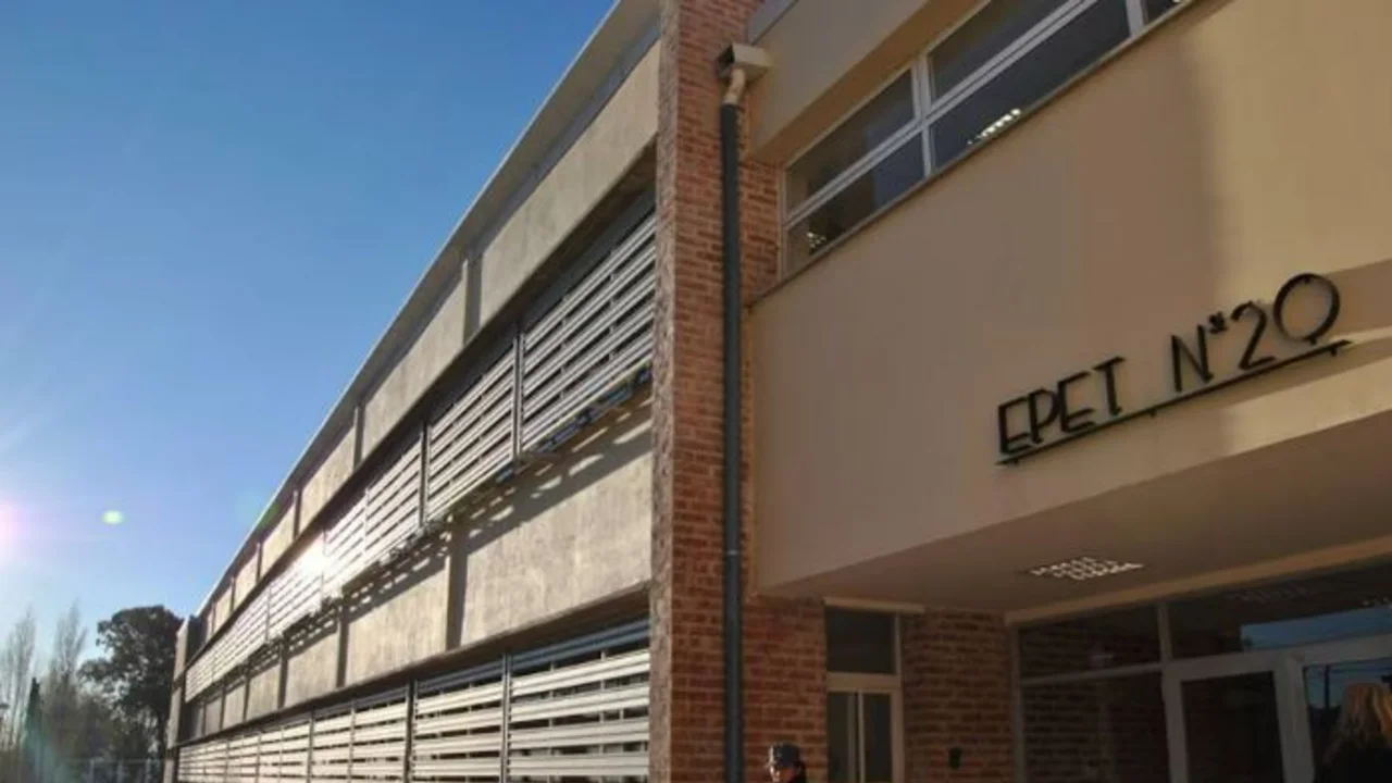 Preocupación en las aulas: los detalles del brote que ya afecta a decenas de adolescentes y mantiene a un alumno internado