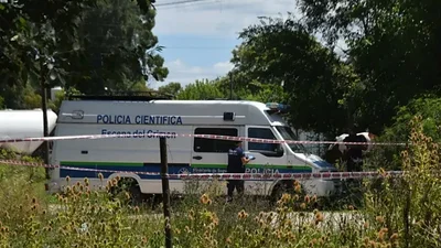Un hombre murió tras meterse a limpiar un camión cisterna en La Plata Un hombre murió tras meterse a limpiar un camión cisterna en La Plata