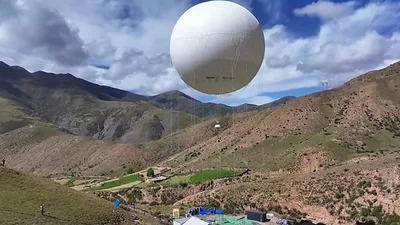 Asombro por el globo gigante que China usa para construir en alta montaña Asombro por el globo gigante que China usa para construir en alta montaña