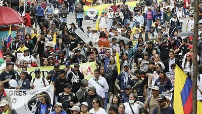 Sindicatos y opositores marcharon juntos en la primera movilización contra De la Espriella en Bogotá Sindicatos y opositores marcharon juntos en la primera movilización contra De la Espriella en Bogotá