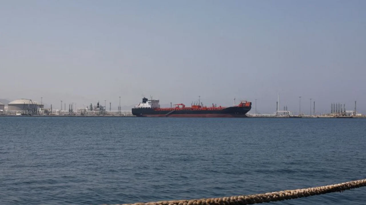 El precio del petróleo bajó tras la decisión de Estados Unidos de estudiar el alivio de sanciones a petroleros rusos