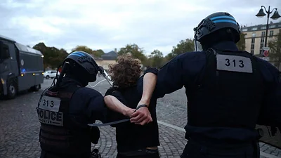 Francia en alerta: el Gobierno advirtió sobre posibles disturbios y dijo que las protestas derivaron en "violencia urbana" Francia en alerta: el Gobierno advirtió sobre posibles disturbios y dijo que las protestas derivaron en "violencia urbana"