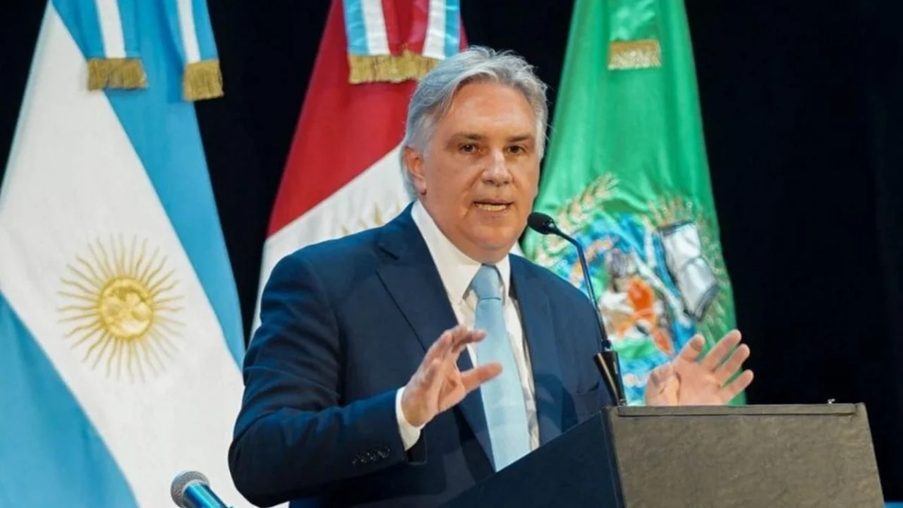 Llaryora apuntó contra Milei por su modelo económico: "El que no vea una crisis es un ciego”
