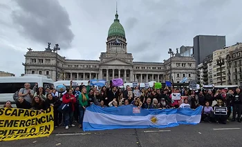 Indignación y bronca del colectivo de personas con Discapacidad frente al Congreso | Dnu 70/2023
