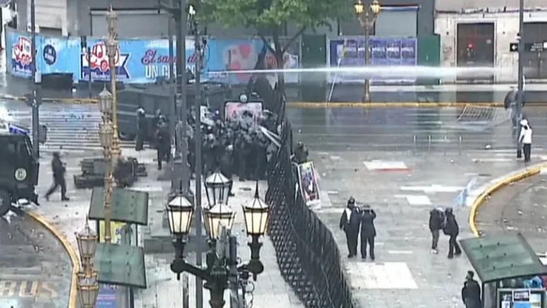 El Gobierno responde con violencia a las protestas en el Congreso: hidrantes y represión | Congreso