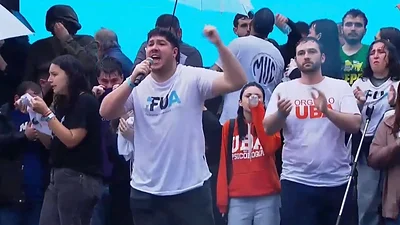"Vamos a terminar este acto con represión": el momento en que los gases llegaron al escenario "Vamos a terminar este acto con represión": el momento en que los gases llegaron al escenario