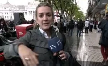La repudiable provocación de la movilera de LN+ en la Marcha universitaria | Televisión 