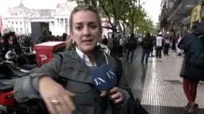 La repudiable frase de una periodista de LN+ a una manifestante. La repudiable frase de una periodista de LN+ a una manifestante.