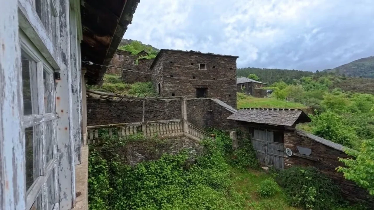 Tiene 39 años y decidió ser el único habitante que mantiene vivo un pueblo sin calles en medio de las montañas