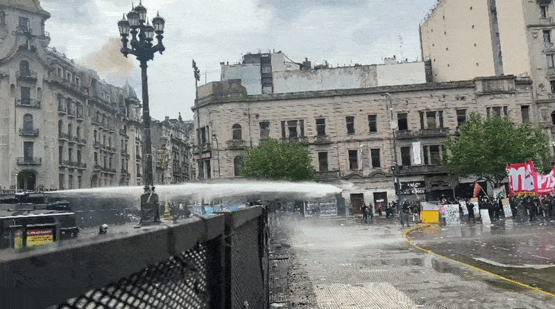 El Gobierno responde con violencia a las protestas en el Congreso: hidrantes y represión El Gobierno responde con violencia a las protestas en el Congreso: hidrantes y represión