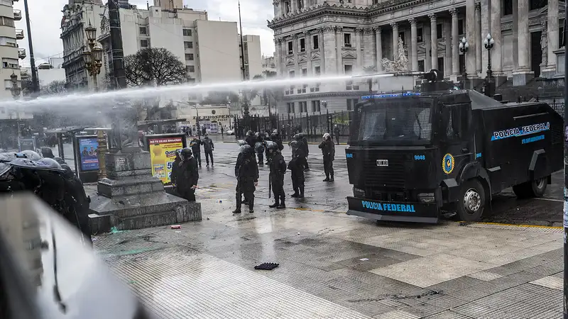 El blindaje de un gobierno débil, las mil caras del debate opositor