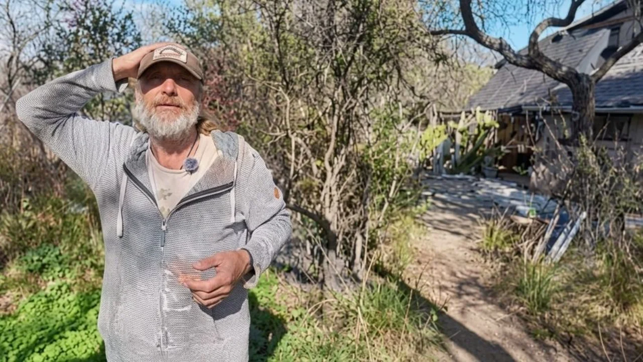 Dejó Buenos Aires al jubilarse: construyó su casa piedra a piedra en Córdoba y cambió su vida a los 70 años