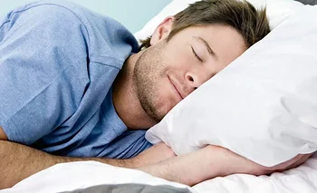 ¿Dormir con el estómago vacío es la clave para un mejor descanso? | Psicología