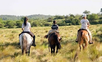 Cabalgar bajo la luna cordobesa: cómo es la experiencia de recorrer las sierras a caballo | Escapadas