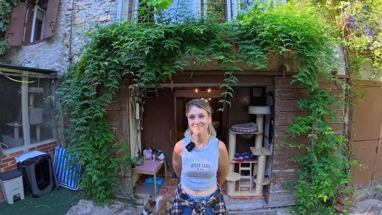 Yone tiene 32 años y eligió vivir en una casa perdida en las montañas con sus animales