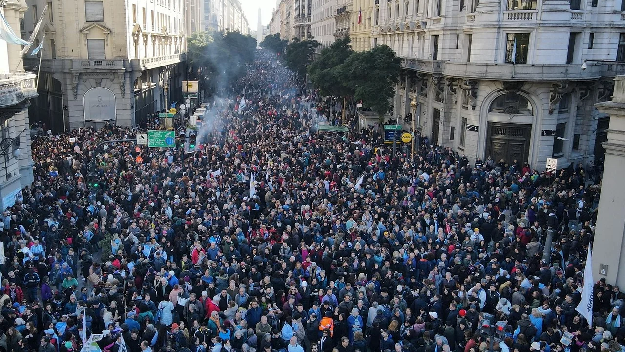 El peronismo unido le gana a Milei en las elecciones, según una encuesta