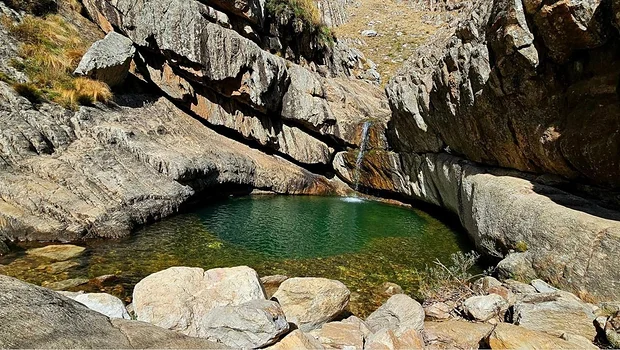 El piletón natural de las sierras bonaerenses que sorprende con una cascada de 3 metros | Escapadas