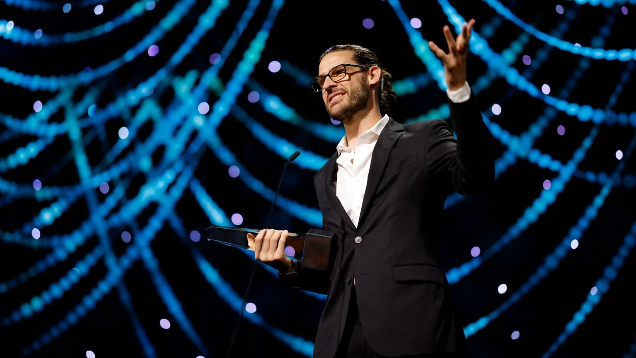 De Argentina a Hollywood: quién es Tomás Videla, el compositor nominado al Latin Grammy por La Casa de los Espíritus.