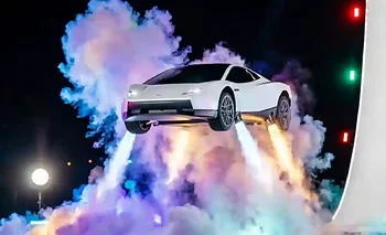 Tesla presentó el primer "auto volador" | Autos