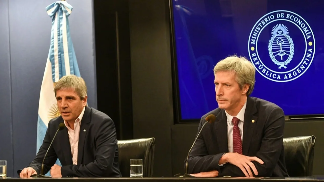 Reclaman a la Justicia que un banco vinculado a Caputo revele información sobre el oro
