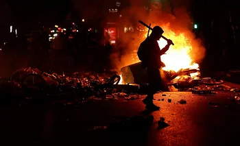 Francia decretó toques de queda en varias ciudades para intentar frenar la violencia | Francia