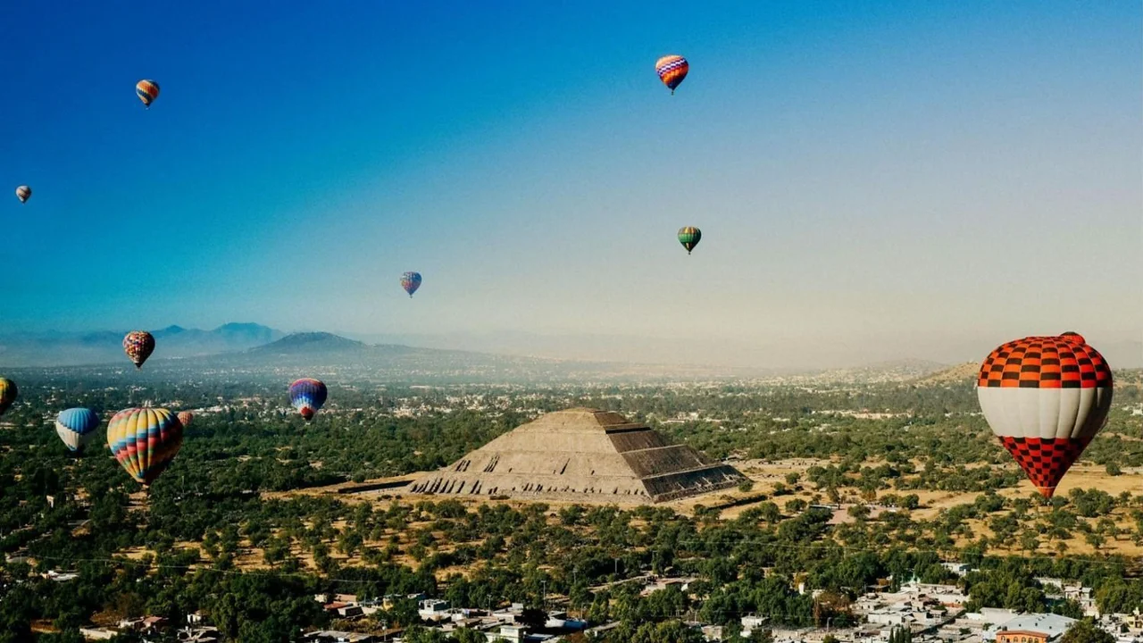 Globos aerostáticos sobre un destino turístico durante un viaje al exterior