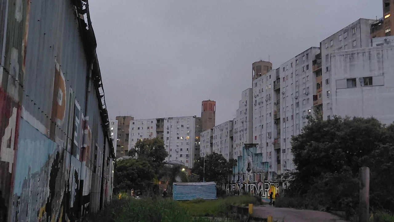 Fue depósito del Teatro Colón, quedó abandonado y los vecinos lo rescataron para transformarlo en espacio cultural: así es el Galpón Piedrabuenarte, el espacio que eligió Netflix para grabar Mis muertos tristes