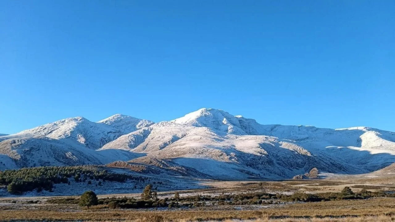Parece la Patagonia, pero queda en Buenos Aires: el parque con sierras, senderos y vistas panorámicas