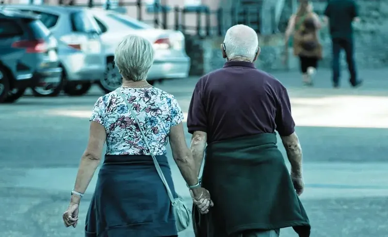 Pareja de adultos de espalda.
