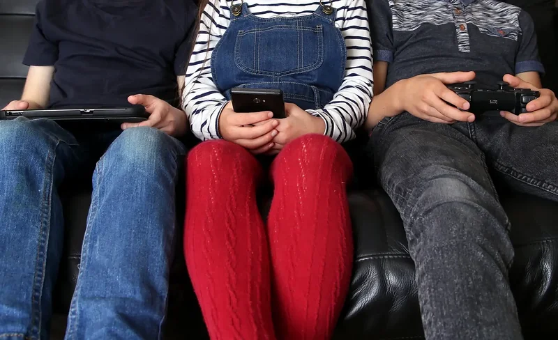 Niños con el celular.