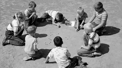 Foto antigüa de niños jugando. Foto antigüa de niños jugando.