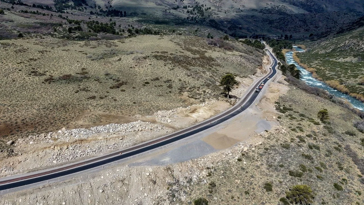 Avanza el asfalto en la "Ruta del Paraíso" y anticipán cuándo se habilitará la circulación
