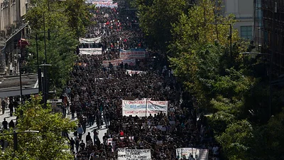 Con miles de personas en las calles, Grecia se suma a la ola de protestas en Europa Con miles de personas en las calles, Grecia se suma a la ola de protestas en Europa