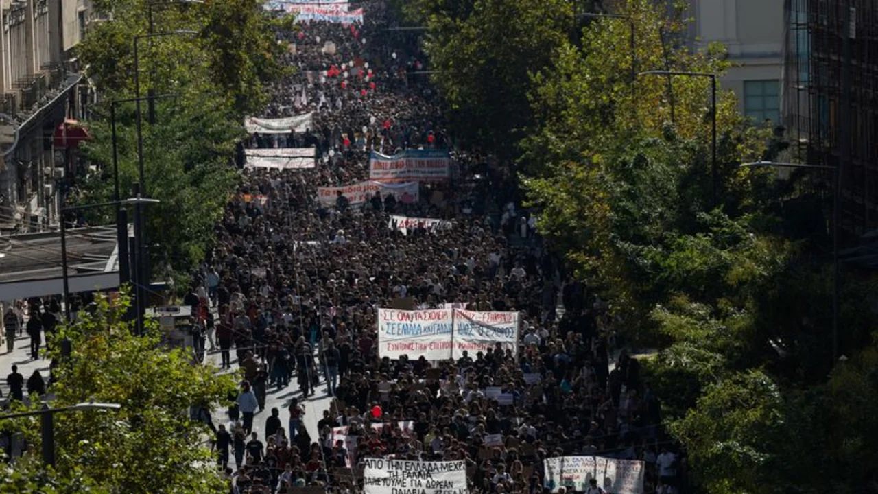 Con miles de personas en las calles, Grecia se suma a la ola de protestas en Europa