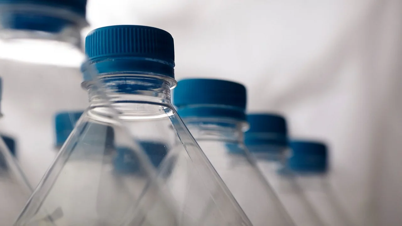 El valor incalculable de las botellas de plástico para fabricar un toldo liviano y económico en el patio