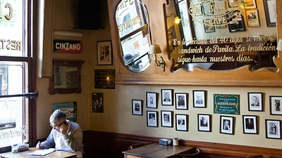 Parece una esquina de otra época: el café de Buenos Aires que conserva su encanto desde 1904 Parece una esquina de otra época: el café de Buenos Aires que conserva su encanto desde 1904