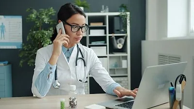 Médica realiza una consulta de telemedicina desde una computadora Médica realiza una consulta de telemedicina desde una computadora