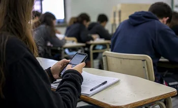 La legislatura bonaerense aprobó una ley para restringir el uso de celulares en escuelas | Provincia de buenos aires