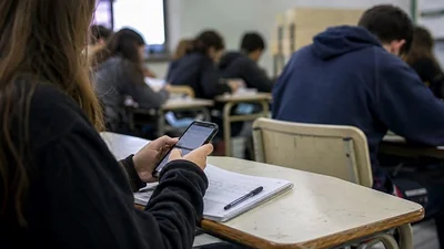 La legislatura bonaerense aprobó una ley para restringir el uso de celulares en escuelas La legislatura bonaerense aprobó una ley para restringir el uso de celulares en escuelas