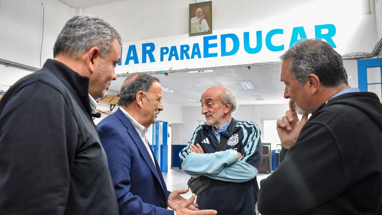 "El Estado no puede estar ausente": junto a sacerdotes y vecinos, Quintela recorrió las villas de Zabaleta y Soldati