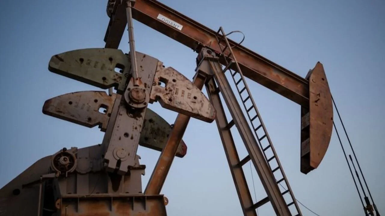 El brent se disparó tras un ataque de los hutíes en la mayor refinería de Arabia Saudí
